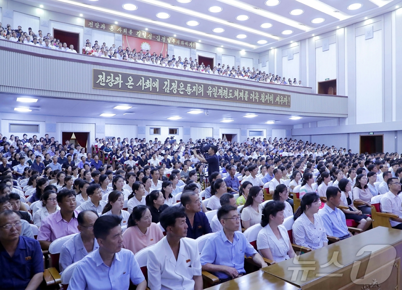 (평양 노동신문=뉴스1) = 북한 노동당 기관지 노동신문은 4일 "김일성 동지 서거 31돌에 즈음한 청년학생들의 덕성발표모임이 지난 14일 청년동맹회관에서 진행됐다"라고 보도했다. …