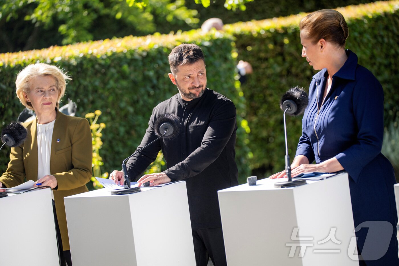 본문 이미지 - 3일&#40;현지시간&#41; 덴마크 오르후스에서 &#40;왼쪽부터&#41; 우르줄라 폰데어라이엔 유럽연합&#40;EU&#41; 집행위원장, 볼로디미르 젤렌스키 우크라이나 대통령, 메테 프레데릭센 덴마크 총리가 기자회견을 하고 있다. 2025.07.03 ⓒ 로이터=뉴스1 ⓒ News1 김지완 기자