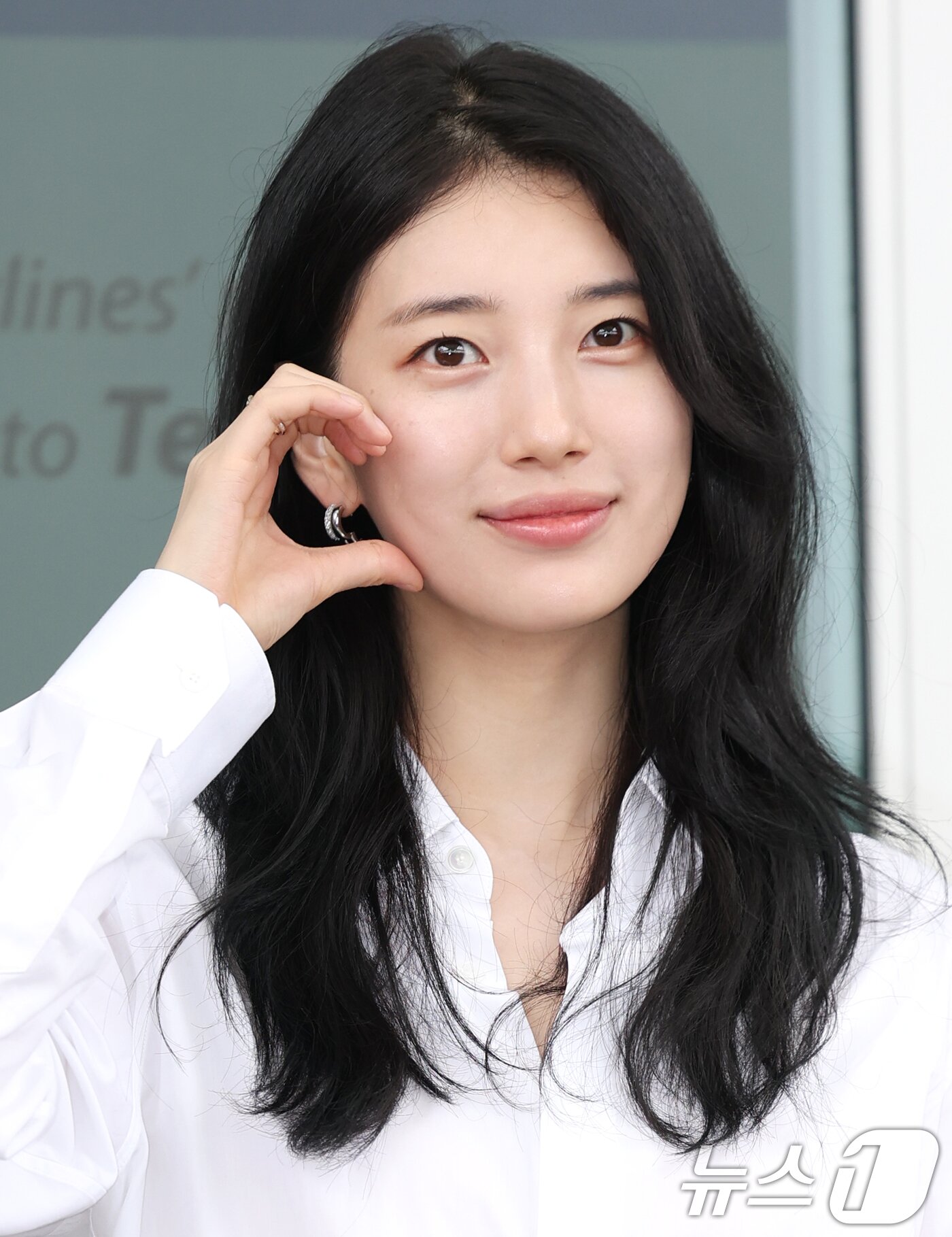 본문 이미지 - 배우 수지가 해외 일정을 위해 4일 오전 인천공항을 통해 출국하기 전 볼 하트로 인사를 전하고 있다. ⓒ News1 권현진 기자