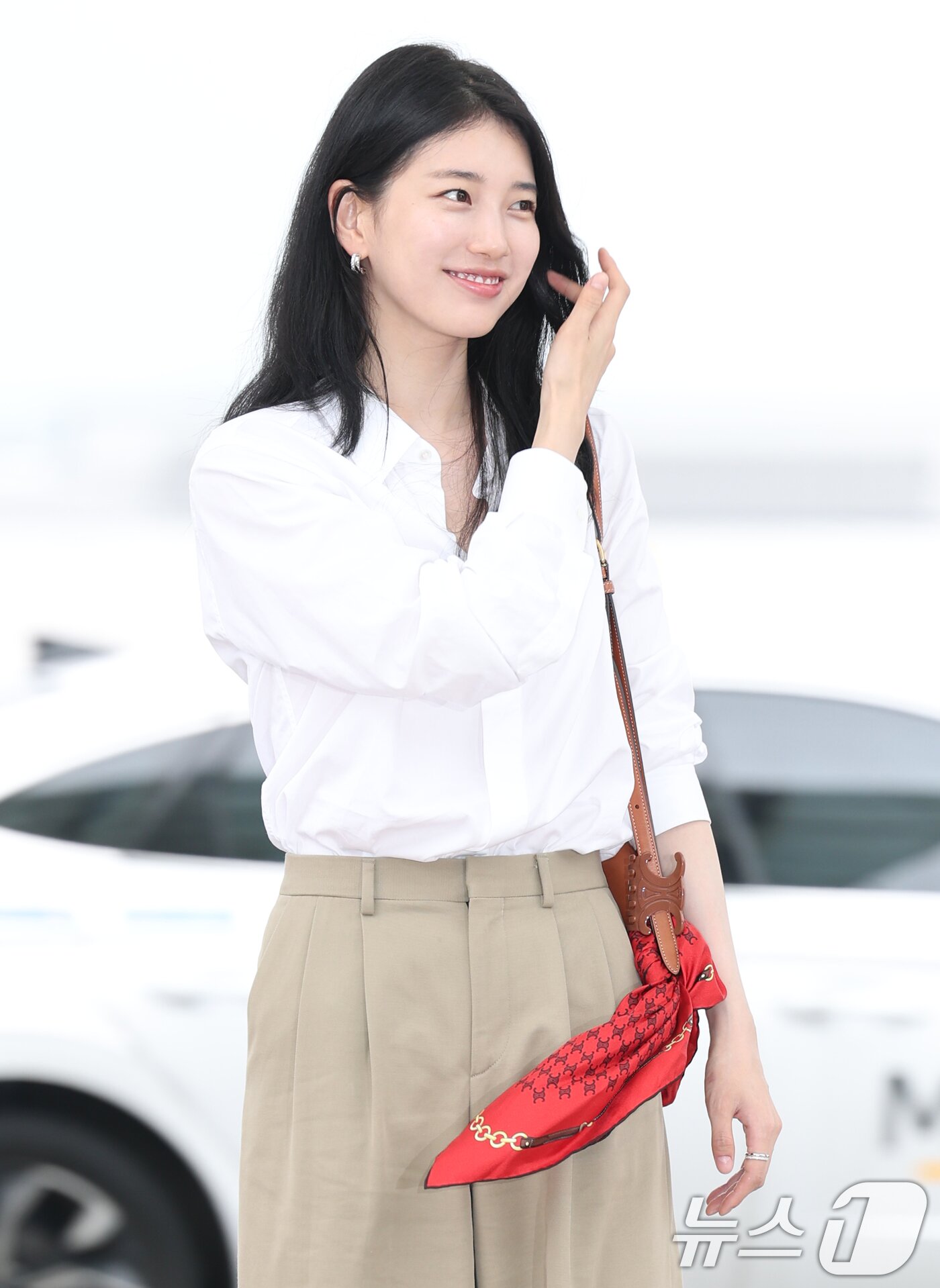 본문 이미지 - 배우 수지가 해외 일정을 위해 4일 오전 인천공항을 통해 출국하며 미소를 짓고 있다. ⓒ News1 권현진 기자