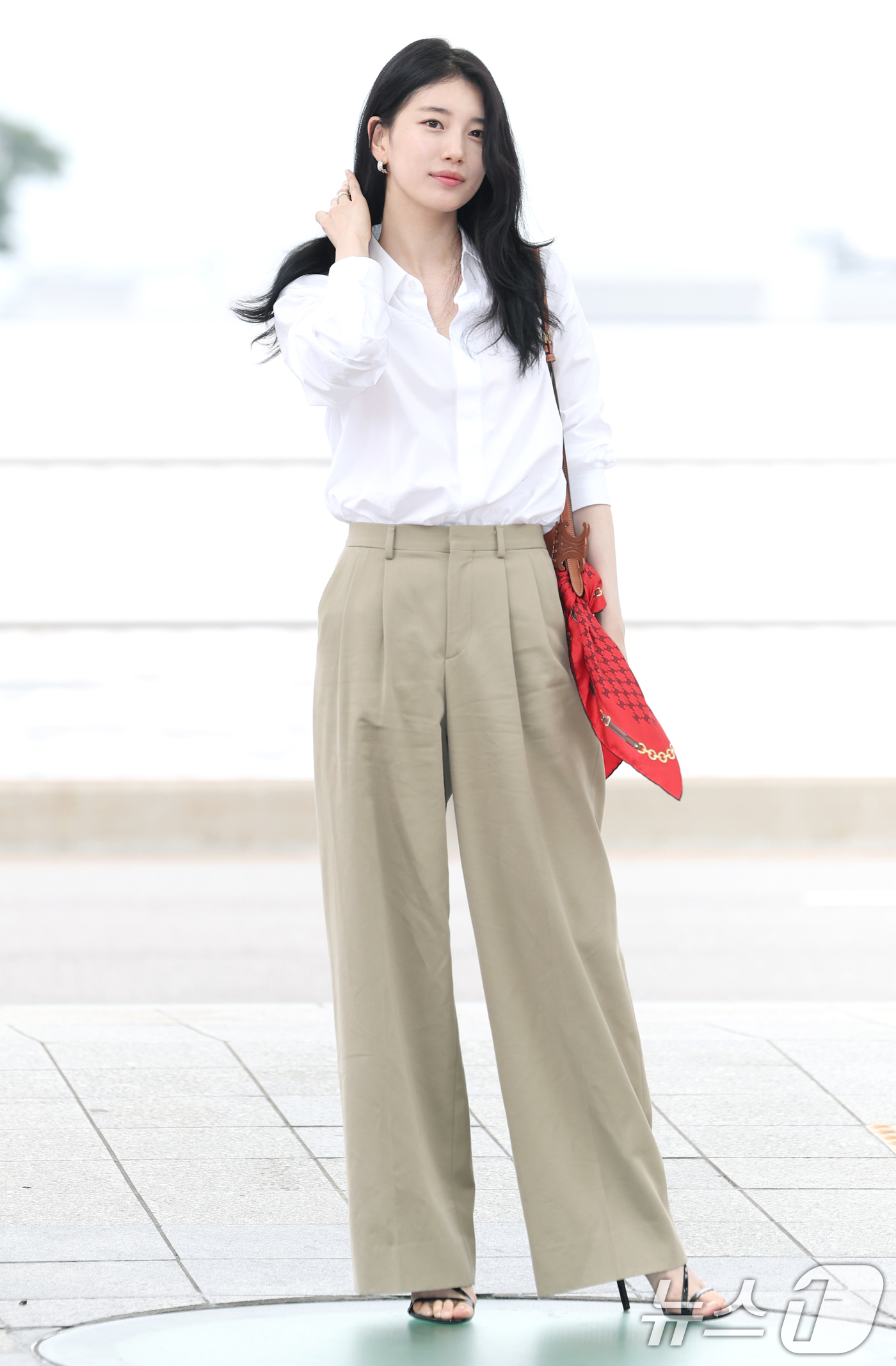 (인천공항=뉴스1) 권현진 기자 = 배우 수지가 해외 일정을 위해 4일 오전 인천공항을 통해 출국하고 있다. 2025.7.4/뉴스1