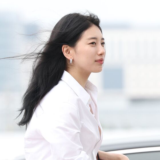 [뉴스1 ★]수지, 파리 출국…'꾸안꾸' 청순 미모 빛났다