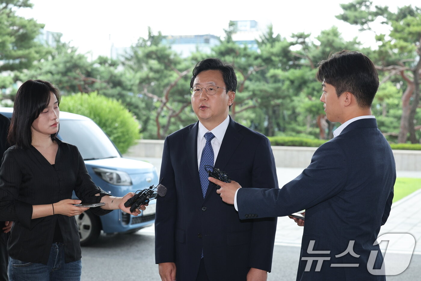 본문 이미지 - 정진우 신임 서울중앙지검장이 4일 오전 서울 서초구 서울중앙지검으로 출근하며 취재진의 질의에 답변하고 있다. 2025.7.4/뉴스1 ⓒ News1 신웅수 기자