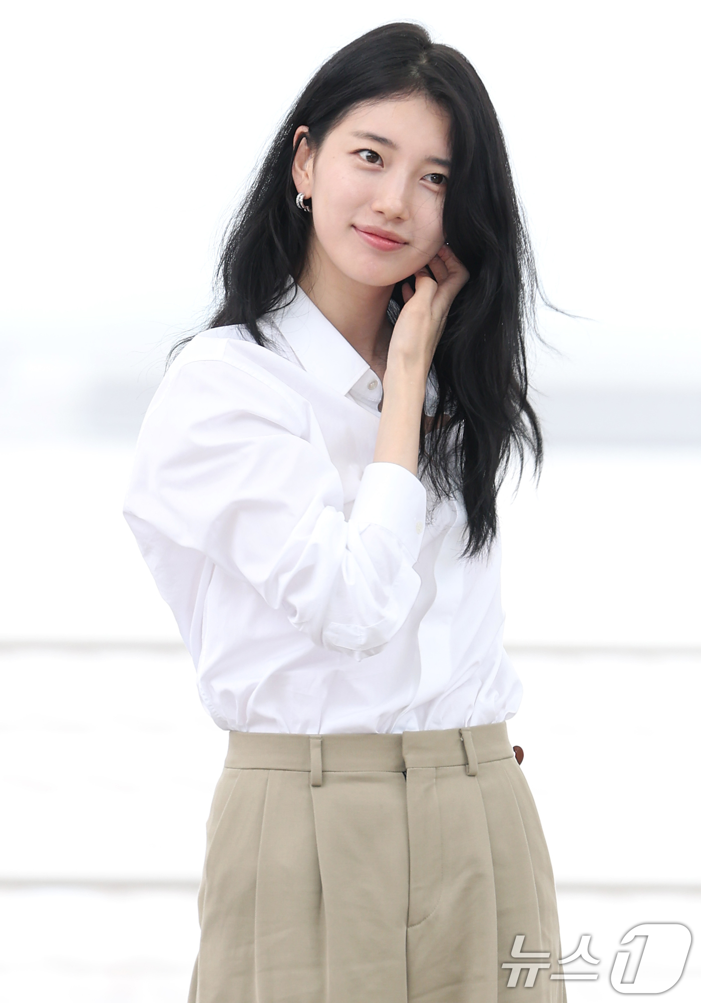 (인천공항=뉴스1) 권현진 기자 = 배우 수지가 해외 일정을 위해 4일 오전 인천공항을 통해 출국하고 있다.  2025.7.4/뉴스1