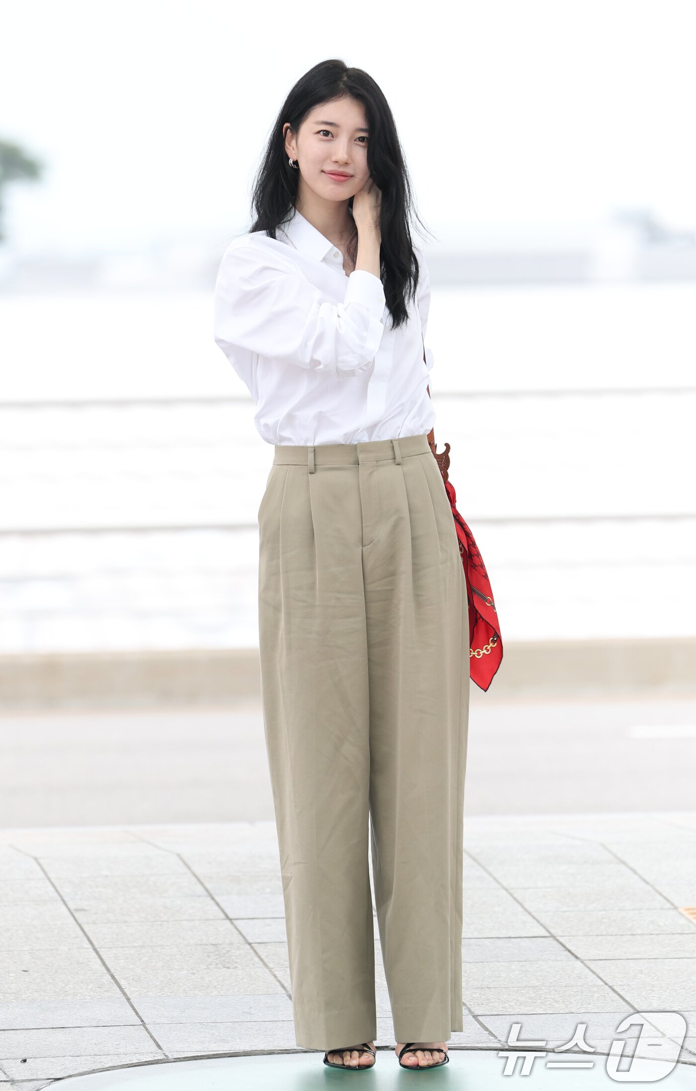 본문 이미지 - 배우 수지가 해외 일정을 위해 4일 오전 인천공항에 도착해 미소를 짓고 있다. ⓒ News1 권현진 기자