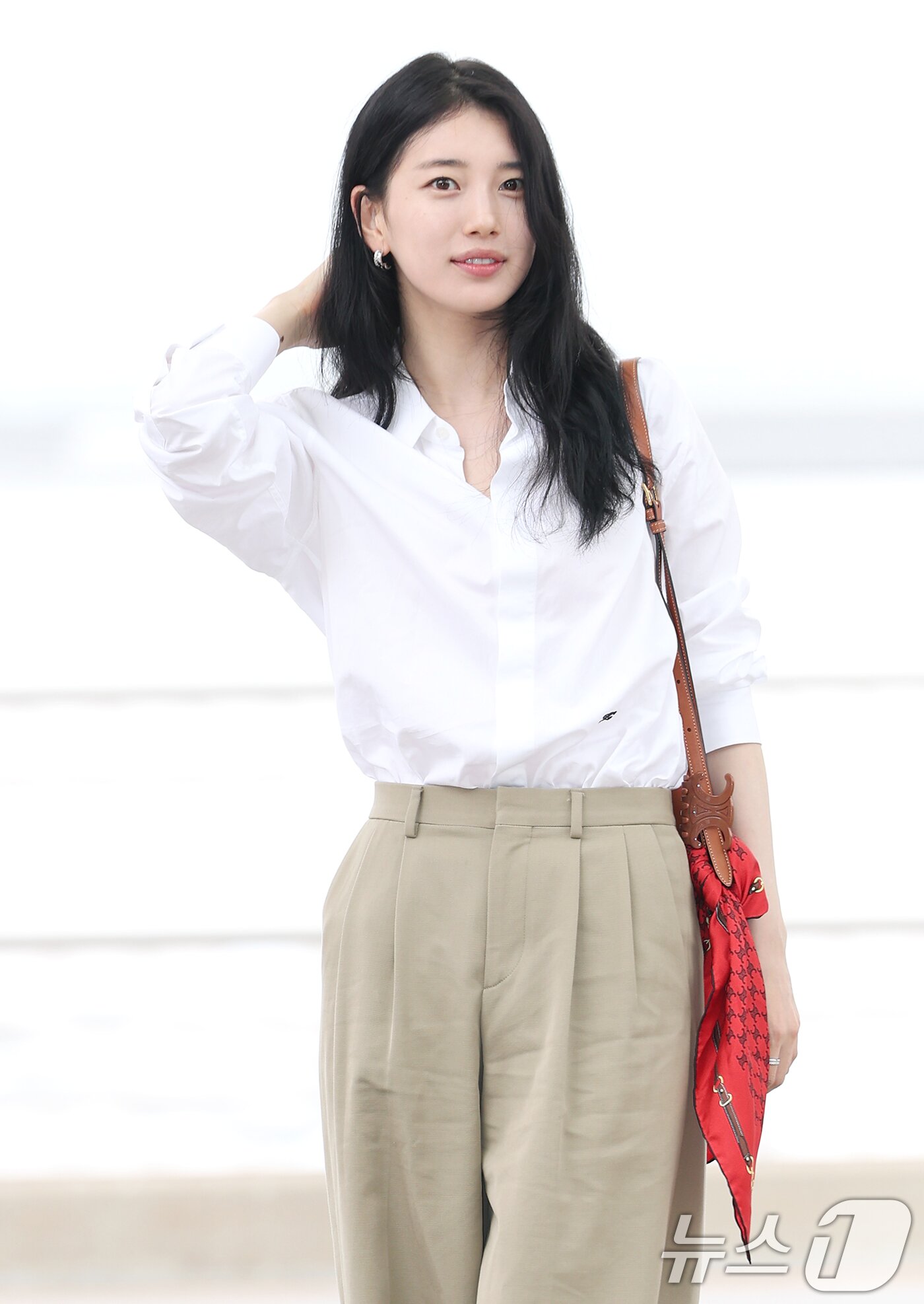 본문 이미지 - 배우 수지가 해외 일정을 위해 4일 오전 인천공항에 도착해 출국장으로 이동하고 있다. ⓒ News1 권현진 기자