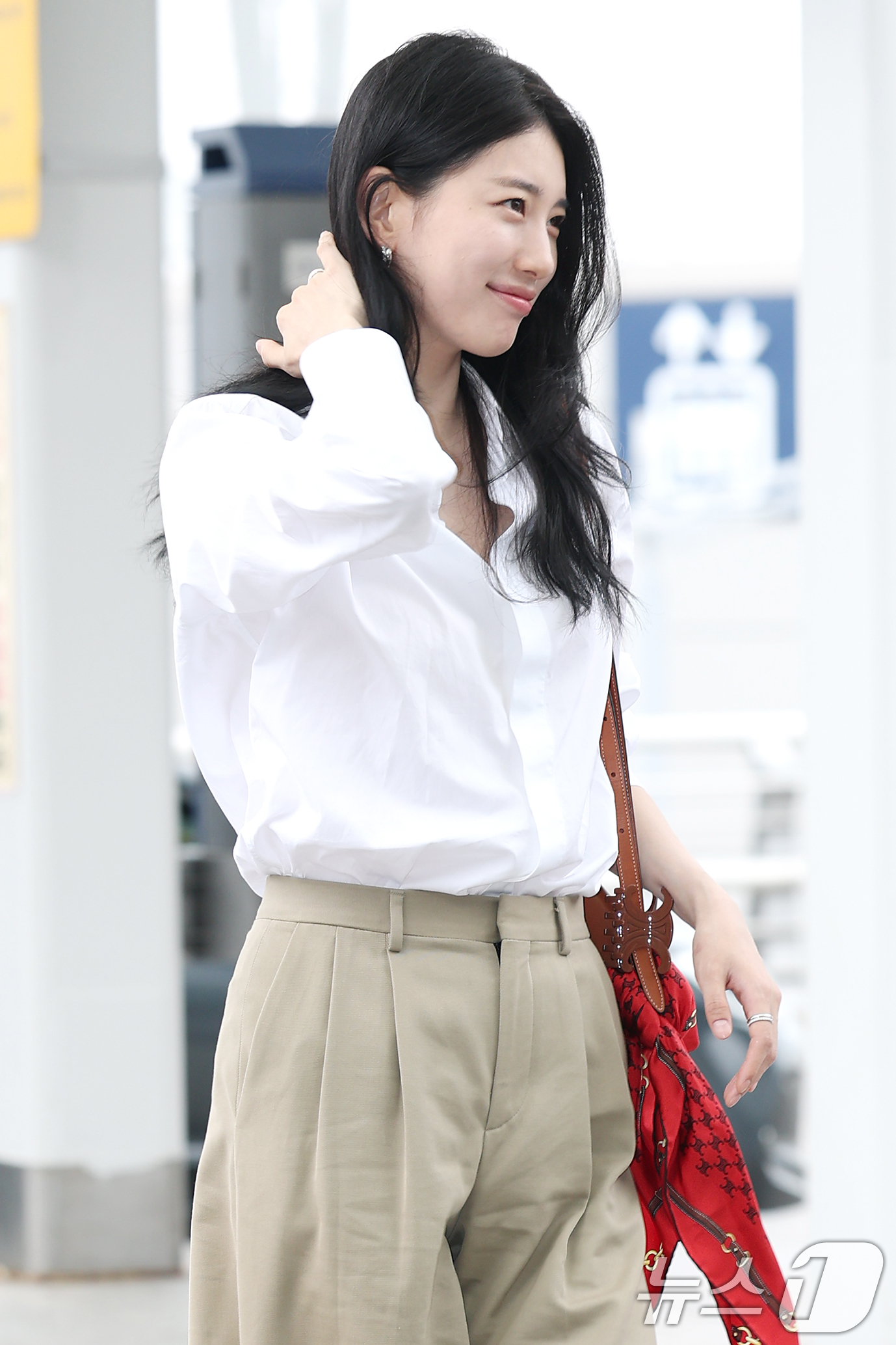 (인천공항=뉴스1) 권현진 기자 = 배우 수지가 해외 일정을 위해 4일 오전 인천공항을 통해 출국하고 있다.  2025.7.4/뉴스1