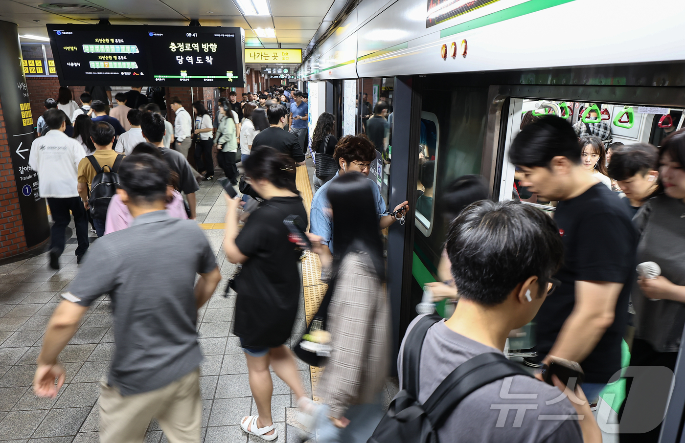 (서울=뉴스1) 김도우 기자 = 4일 서울 지하철 2호선 시청역에서 시민들이 발걸음을 재촉하고 있다.이날 오전 서울 지하철 2호선 서울대입구역에서 신호장애가 발생으로 운행이 한동안 …