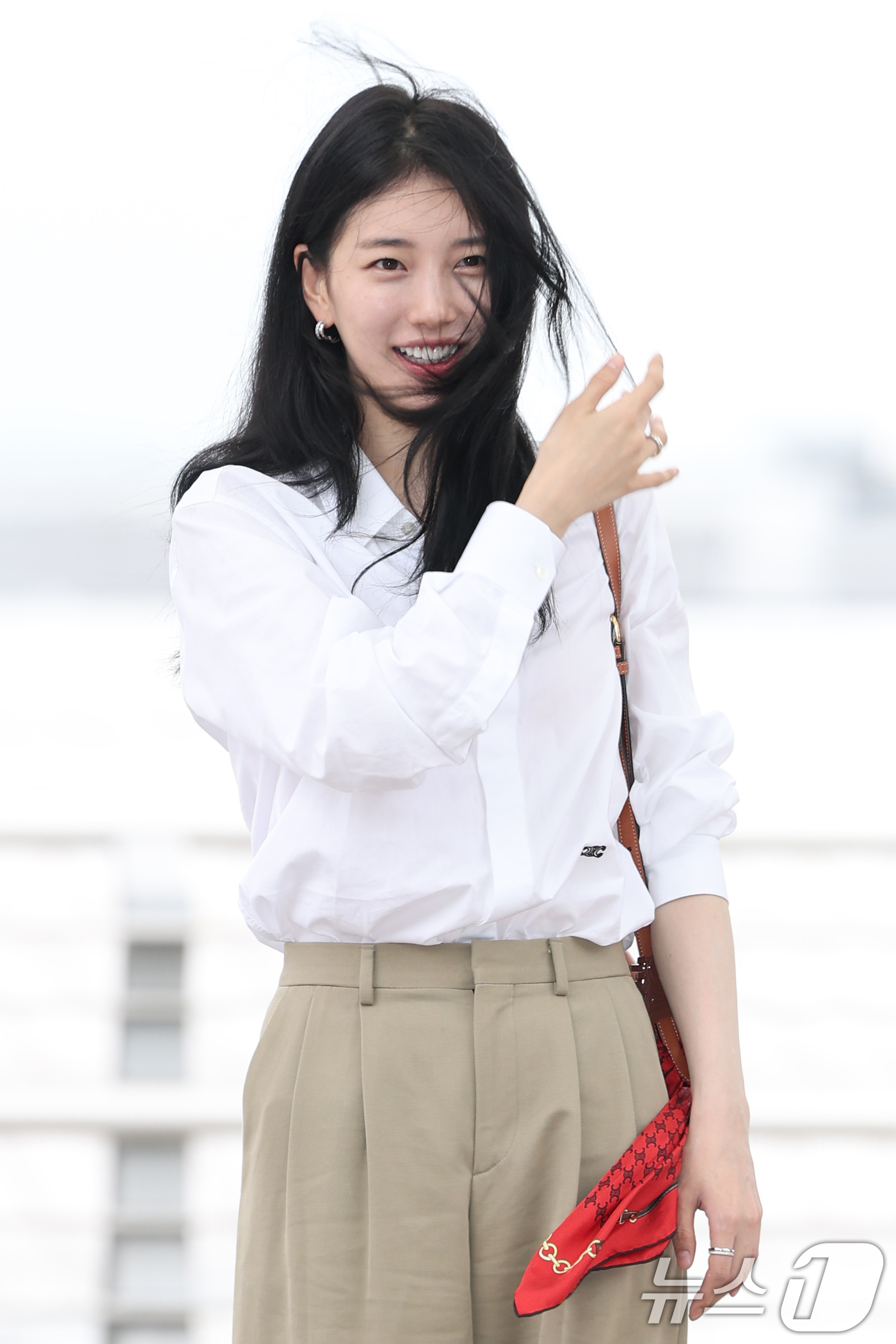 (인천공항=뉴스1) 권현진 기자 = 배우 수지가 해외 일정을 위해 4일 오전 인천공항을 통해 출국하고 있다.  2025.7.4/뉴스1