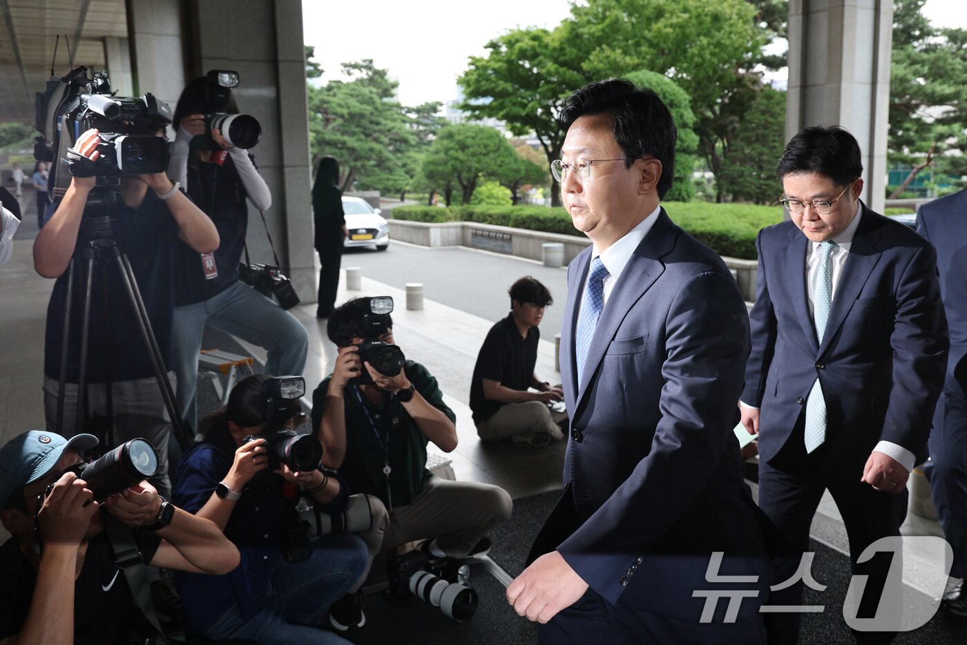 본문 이미지 - 정진우 신임 서울중앙지검장이 4일 오전 서울 서초구 서울중앙지검으로 출근하고 있다. 2025.7.4/뉴스1 ⓒ News1 신웅수 기자