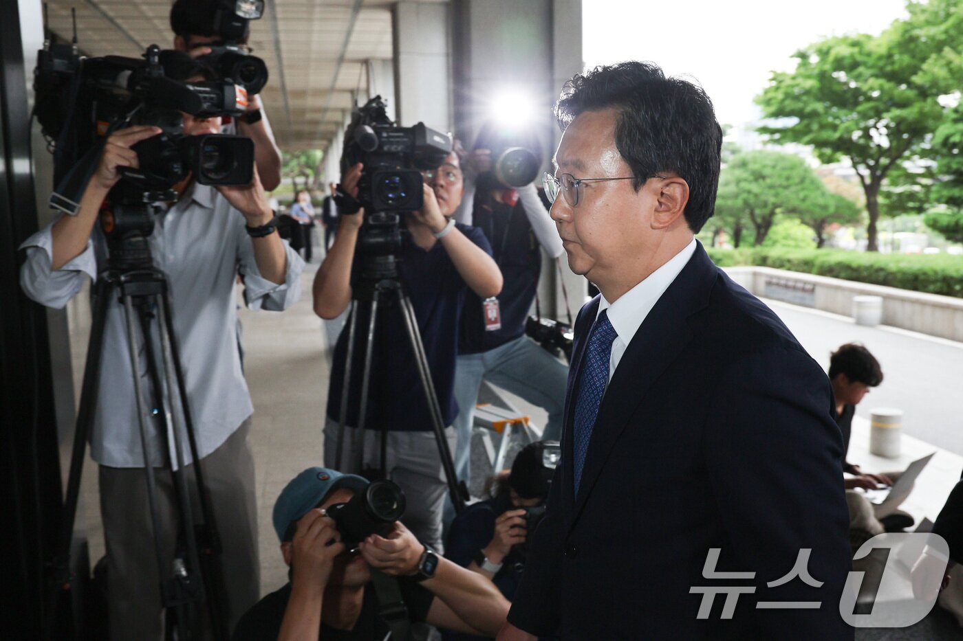 본문 이미지 - 정진우 신임 서울중앙지검장이 4일 오전 서울 서초구 서울중앙지검으로 출근하고 있다. 2025.7.4/뉴스1 ⓒ News1 신웅수 기자
