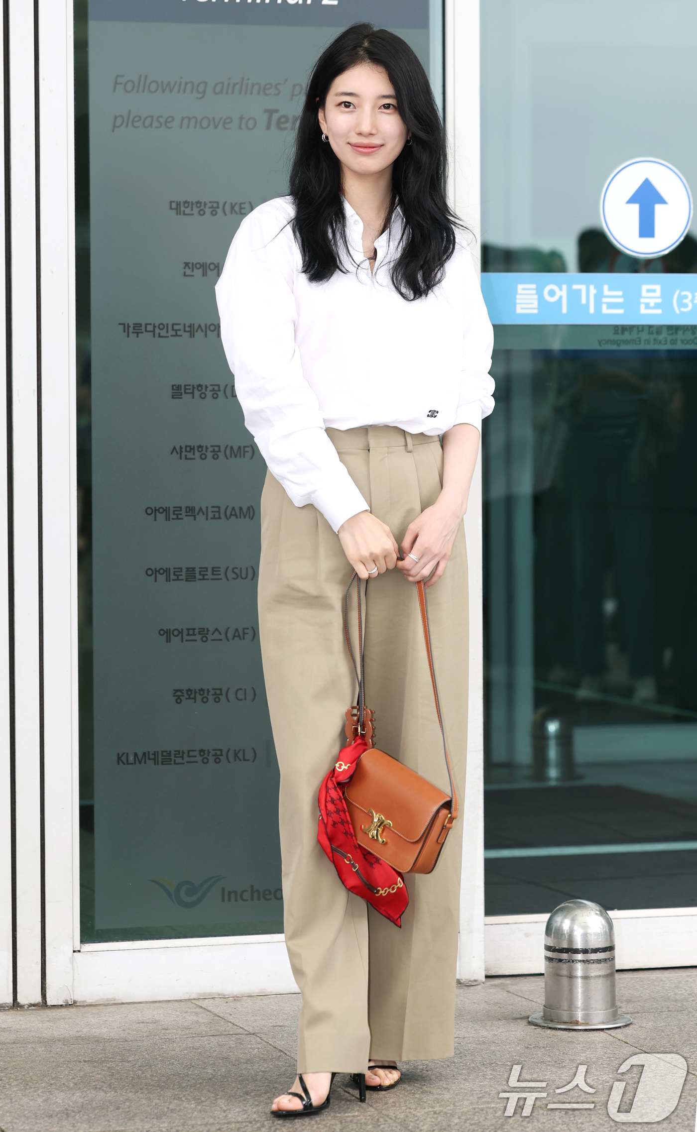 (인천공항=뉴스1) 권현진 기자 = 배우 수지가 해외 일정을 위해 4일 오전 인천공항을 통해 출국하기 전 인사를 하고 있다.  2025.7.4/뉴스1