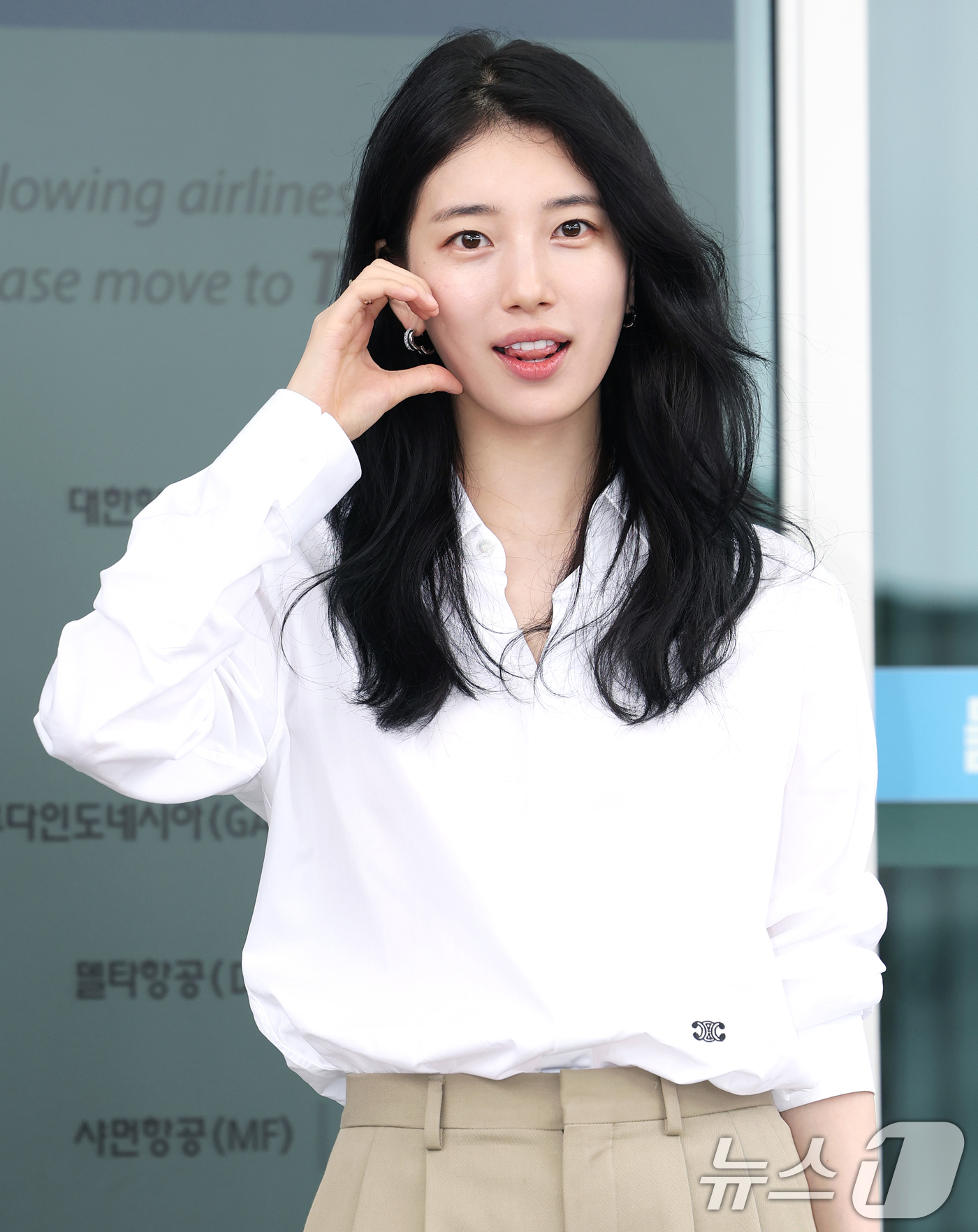 (인천공항=뉴스1) 권현진 기자 = 배우 수지가 해외 일정을 위해 4일 오전 인천공항을 통해 출국하기 전 인사를 하고 있다.  2025.7.4/뉴스1