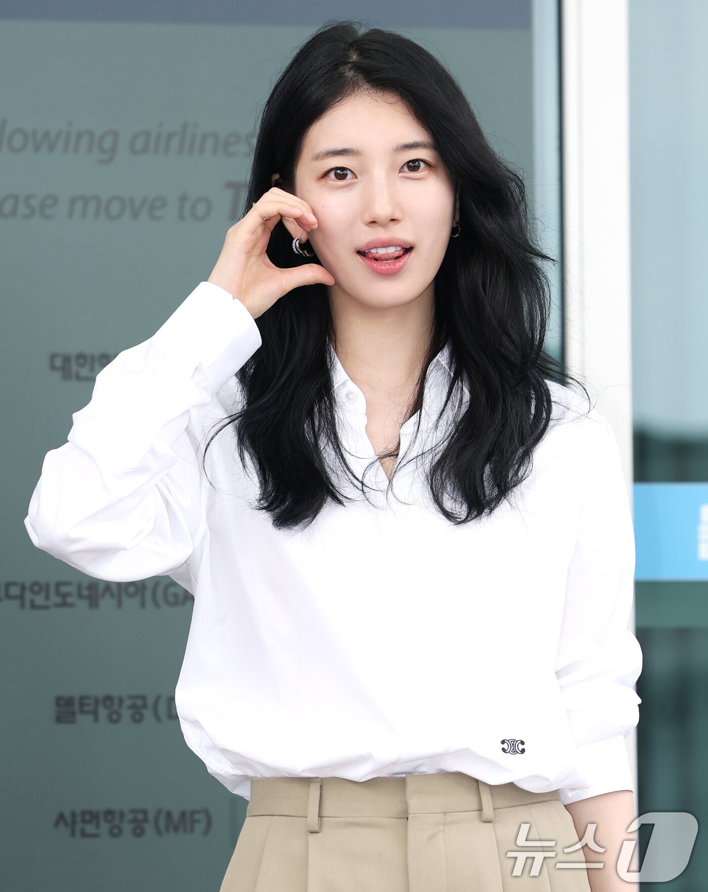 본문 이미지 - 배우 수지가 해외 일정을 위해 4일 오전 인천공항을 통해 출국하기 전 사랑스러운 인사를 전하고 있다. ⓒ News1 권현진 기자