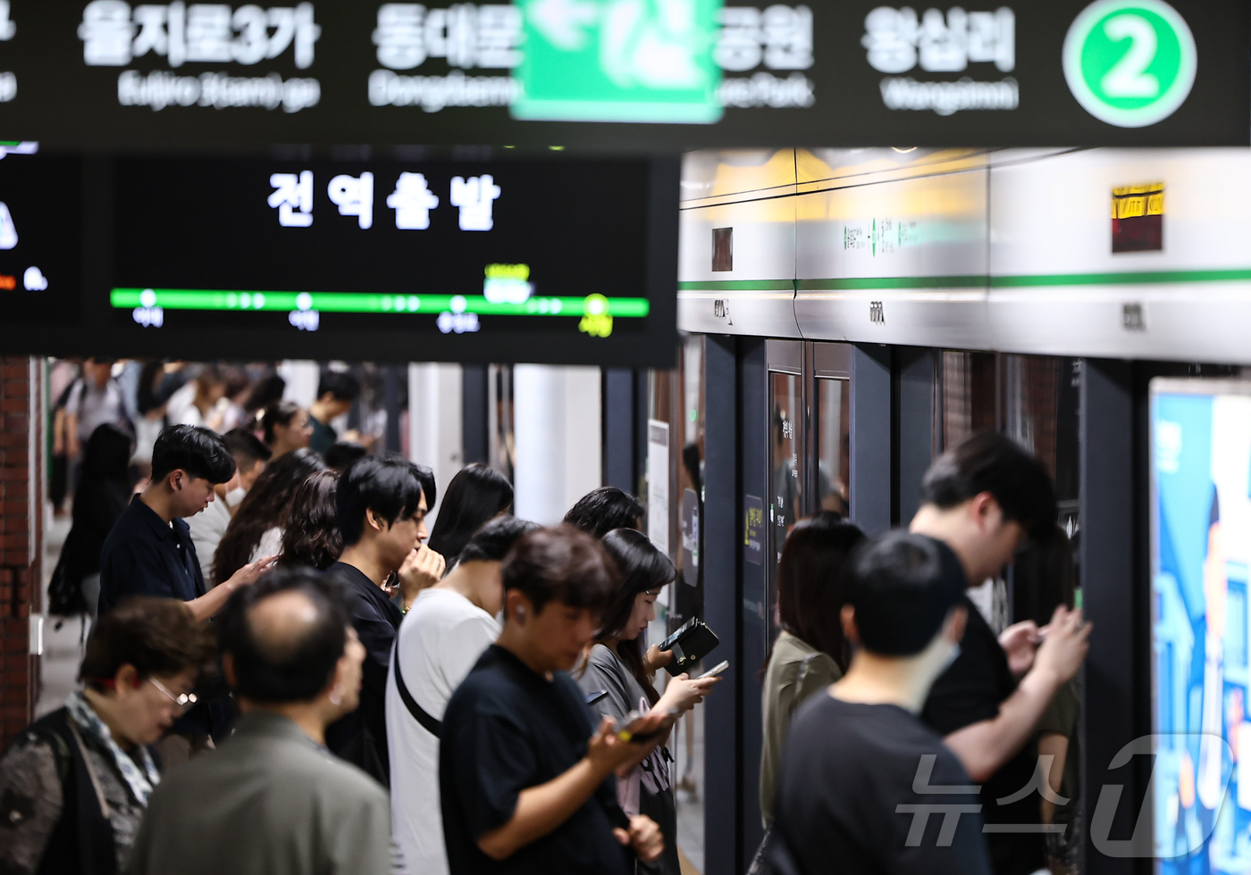 (서울=뉴스1) 김도우 기자 = 4일 서울 지하철 2호선 시청역에서 시민들이 지하철을 기다리고 있다.이날 오전 서울 지하철 2호선 서울대입구역에서 신호장애가 발생으로 운행이 한동안 …