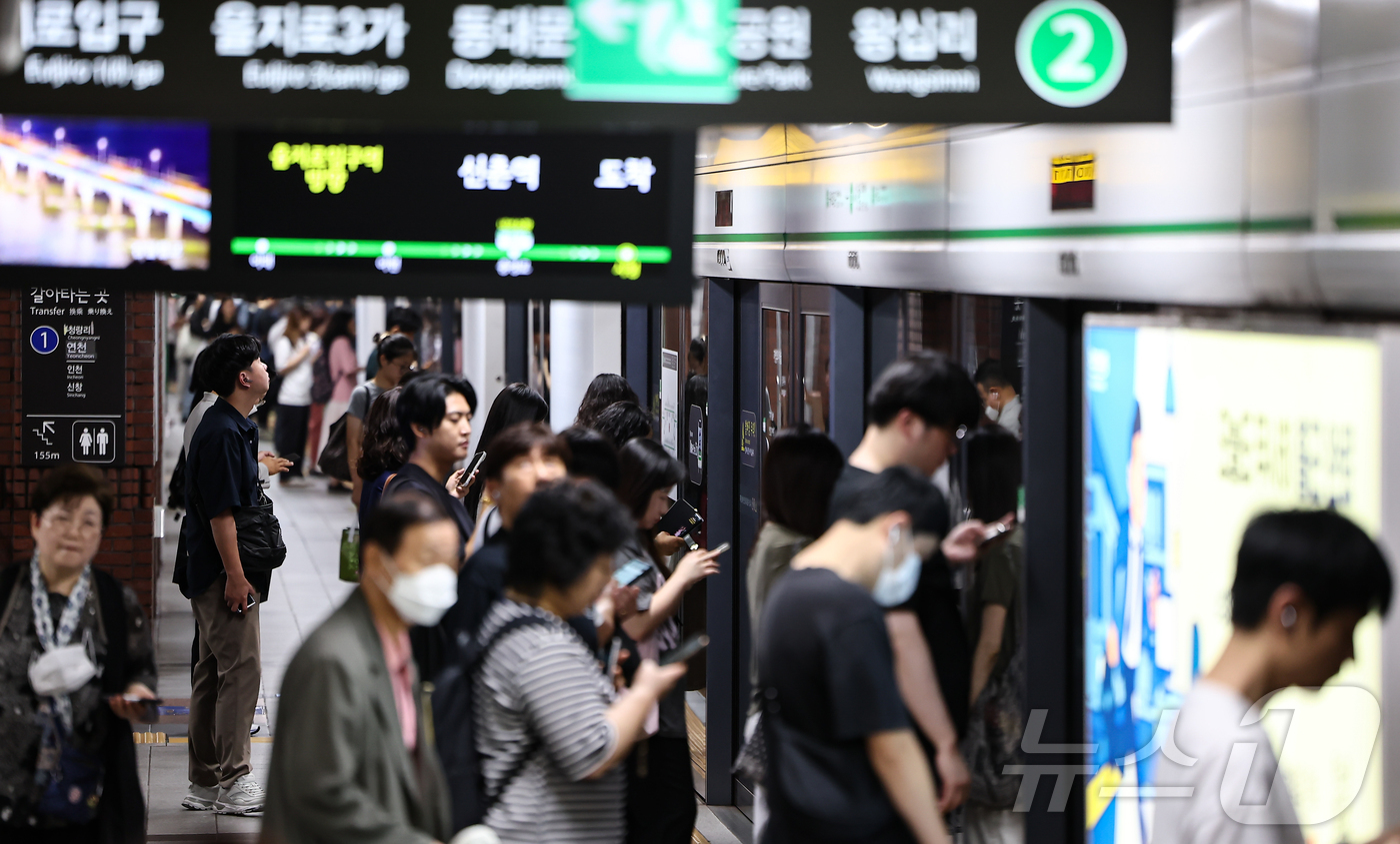 (서울=뉴스1) 김도우 기자 = 4일 서울 지하철 2호선 시청역에서 시민들이 지하철을 기다리고 있다.이날 오전 서울 지하철 2호선 서울대입구역에서 신호장애가 발생으로 운행이 한동안 …