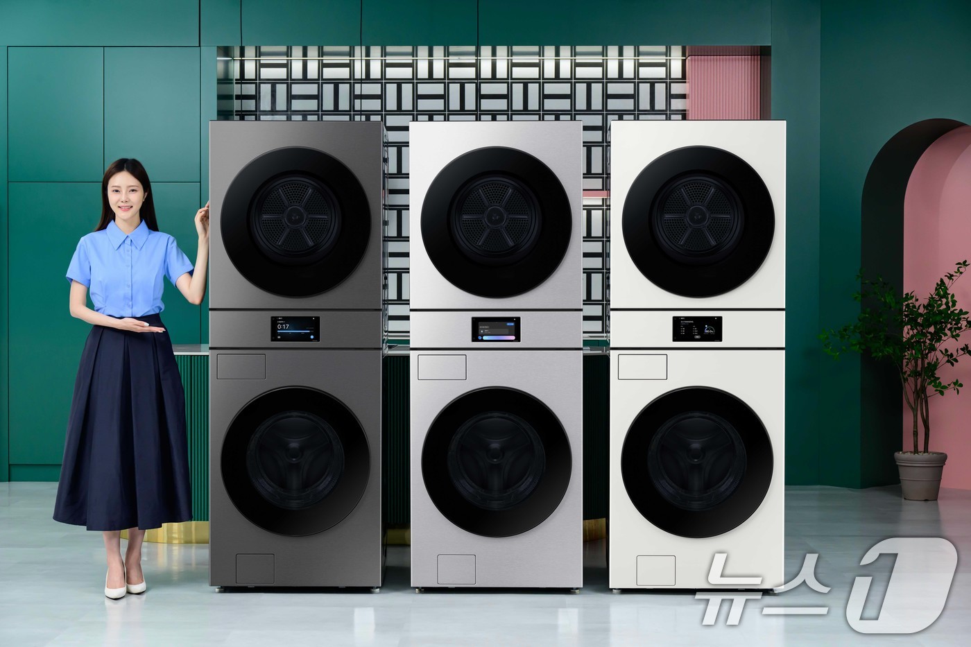 (서울=뉴스1) = 삼성전자가 4일부터 7형 'AI 홈' 터치스크린을 탑재해 한층 강화된 AI 기능을 지원하는 2025년형 상하 결합형 세탁기·건조기 '비스포크 AI 원바디' 신제 …