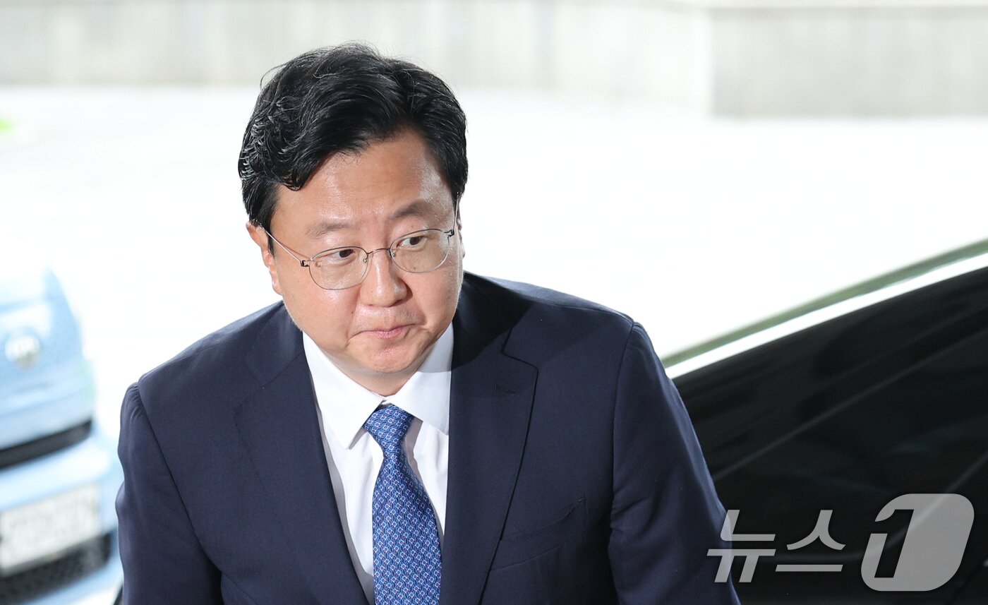 본문 이미지 - 정진우 신임 서울중앙지검장이 4일 오전 서울 서초구 서울중앙지검으로 출근하고 있다. 2025.7.4/뉴스1 ⓒ News1 신웅수 기자