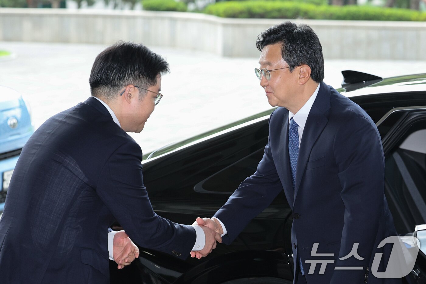 본문 이미지 - 정진우 신임 서울중앙지검장이 4일 오전 서울 서초구 서울중앙지검으로 출근하며 직원들과 인사하고 있다. 2025.7.4/뉴스1 ⓒ News1 신웅수 기자