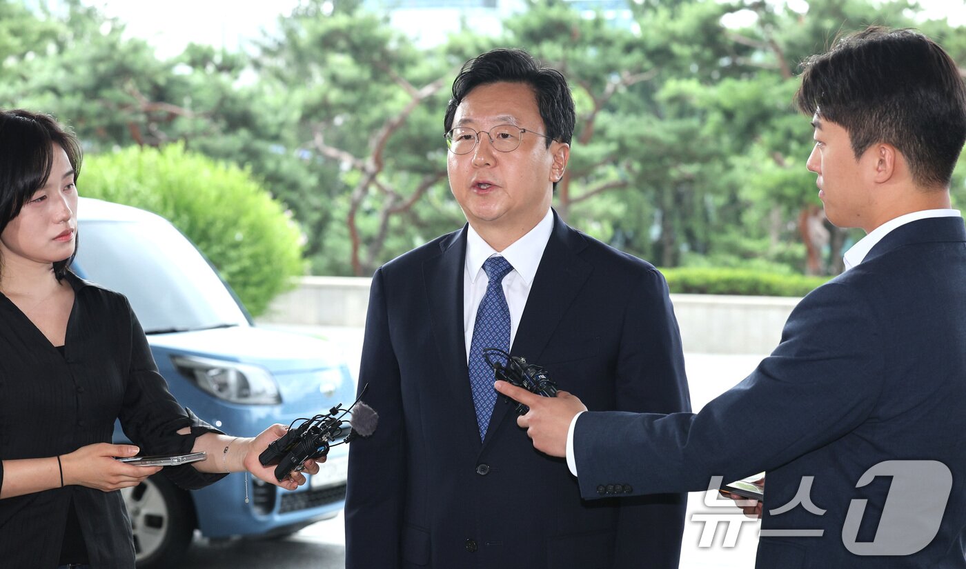 본문 이미지 - 정진우 신임 서울중앙지검장이 4일 오전 서울 서초구 서울중앙지검으로 출근하며 취재진의 질의에 답변하고 있다. 2025.7.4/뉴스1 ⓒ News1 신웅수 기자