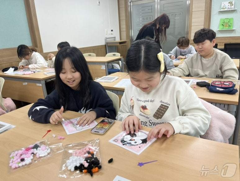 (안동=뉴스1) 김대벽기자 = 경북교육청 안동도서관 풍산분관은 4일 여름방학을 맞아 초등학생을 위한 ‘2025 여름방학 늘봄도서관’ 프로그램을 오는 7월 26~8월 16일까지 운영 …