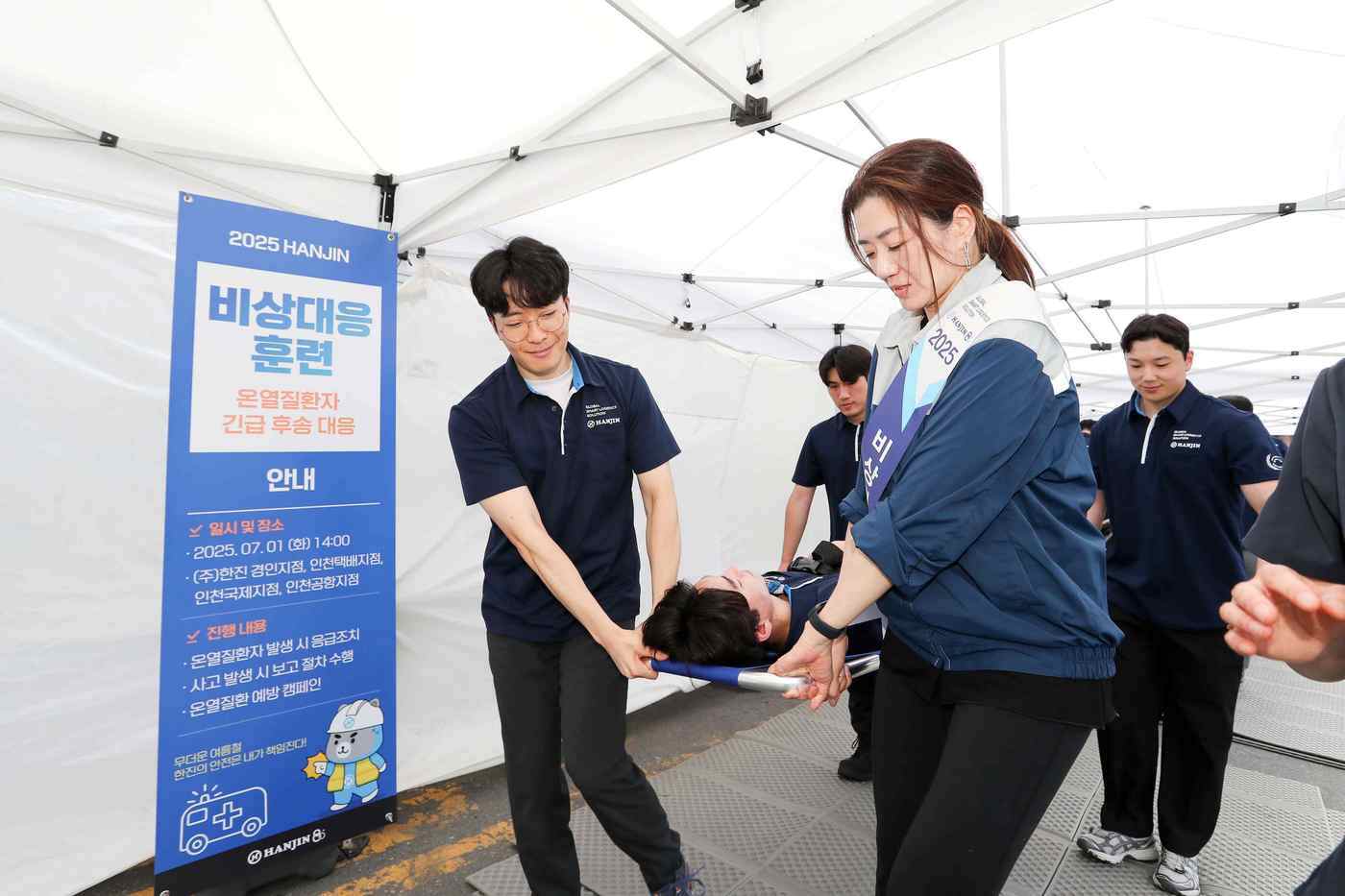 본문 이미지 - 온열질환 대비 훈련을 진행한 한진의 조현민 사장(오른쪽). (한진 제공)