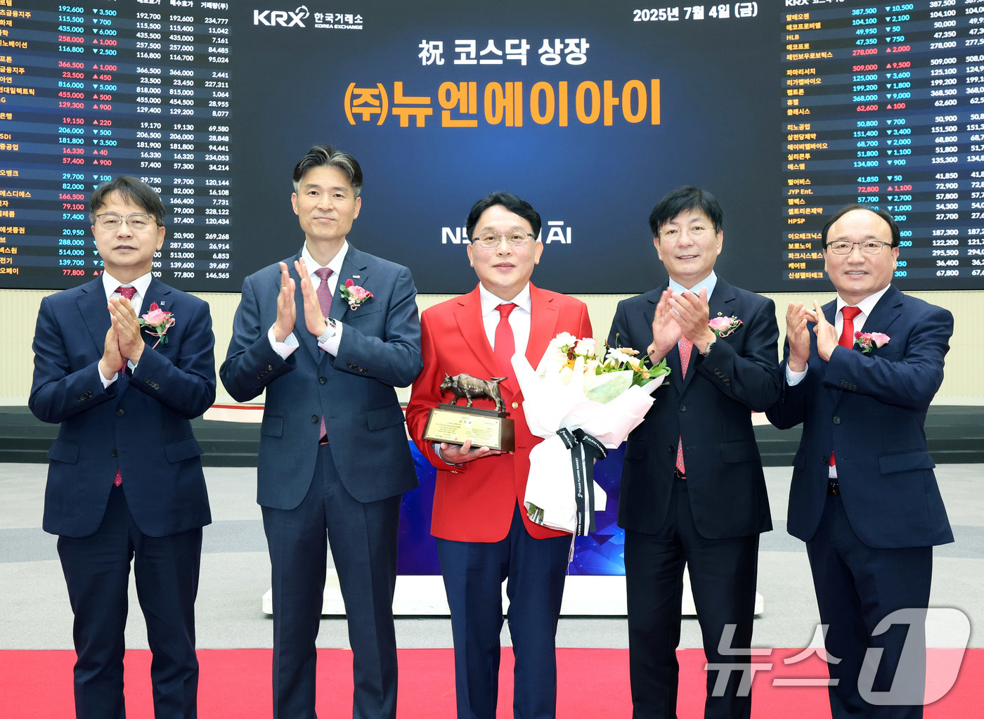 (서울=뉴스1) = 4일 서울 영등포구 한국거래소에서 열린 '뉴엔에이아이' 코스닥시장 상장 기념식에서 김대영 한국IR협의회 부회장(왼쪽부터), 민경욱 한국거래소 코스닥시장본부장, …