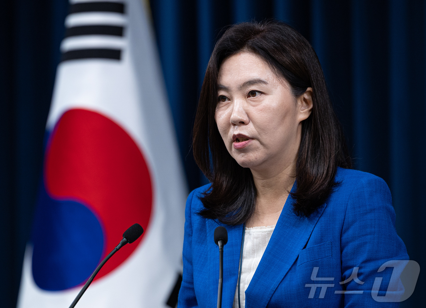 (서울=뉴스1) 이재명 기자 = 강유정 대통령실 대변인이 4일 서울 용산구 대통령실 청사에서 부산 화재 사망사고 관련 브리핑을 하고 있다. 2025.7.4/뉴스1