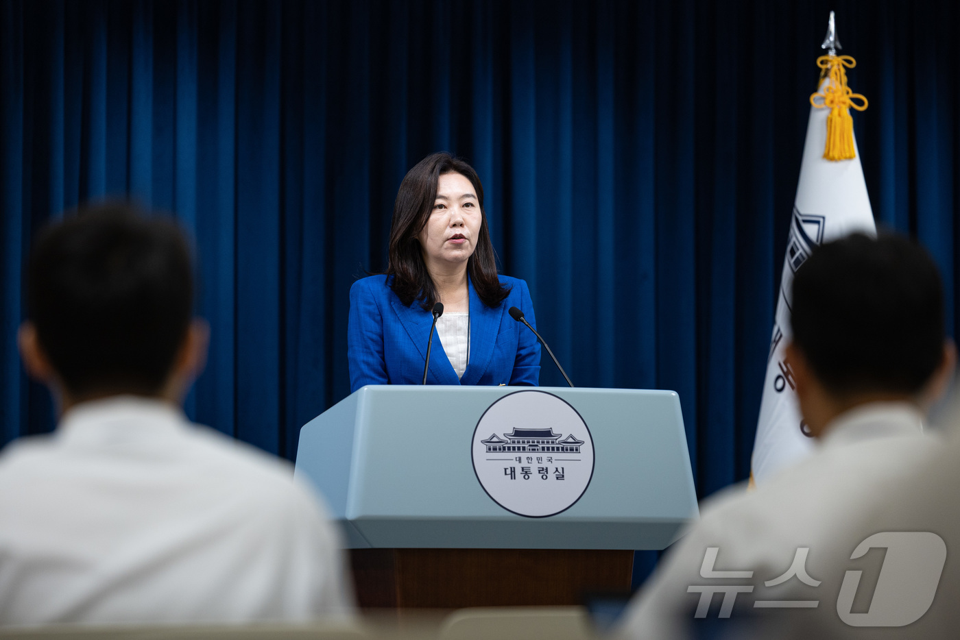 (서울=뉴스1) 이재명 기자 = 강유정 대통령실 대변인이 4일 서울 용산구 대통령실 청사에서 부산 화재 사망사고 관련 브리핑을 하고 있다. 2025.7.4/뉴스1