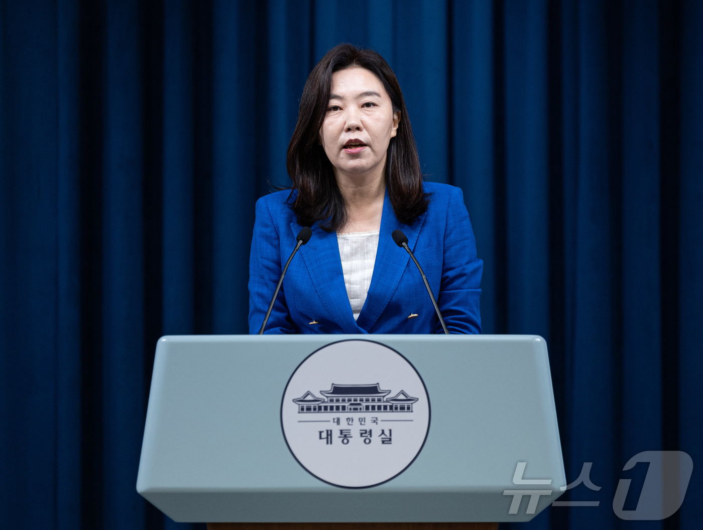 (서울=뉴스1) 이재명 기자 = 강유정 대통령실 대변인이 4일 서울 용산구 대통령실 청사에서 부산 화재 사망사고 관련 브리핑을 하고 있다. 2025.7.4/뉴스1