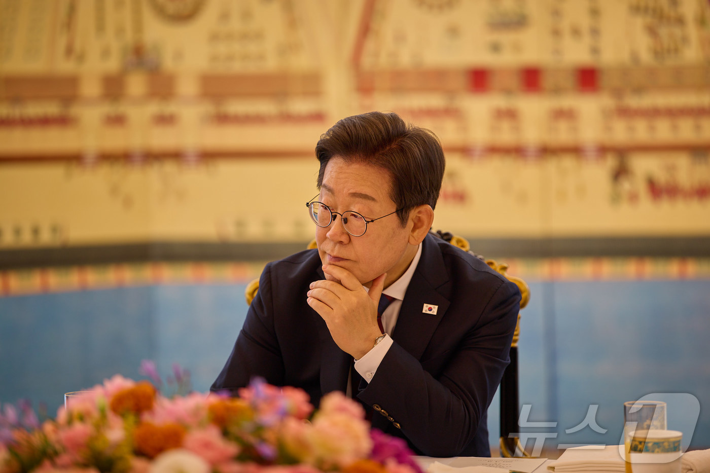 (서울=뉴스1) 이재명 기자 = 이재명 대통령이 지난 3일 서울 한남동 관저에서 열린 국회 비교섭단체 지도부와의 오찬회동에서 발언을 경청하고 있다. (이재명 대통령 SNS. 재판매 …