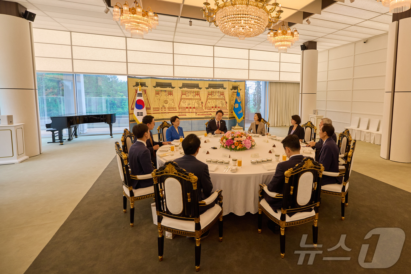 (서울=뉴스1) 이재명 기자 = 이재명 대통령이 지난 3일 서울 한남동 관저에서 열린 국회 비교섭단체 지도부와의 오찬회동에서 발언을 하고 있다. (이재명 대통령 SNS. 재판매 및 …