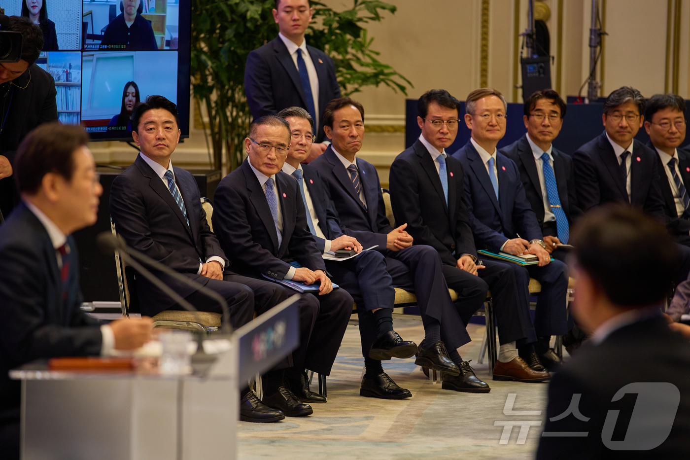 (서울=뉴스1) 이재명 기자 = 강훈식 대통령 비서실장과 위성락 국가안보실장을 비롯한 수석들이 지난 3일 서울 청와대 영빈관에서 열린 ‘대통령의 30일, 언론이 묻고 국민에게 답하 …