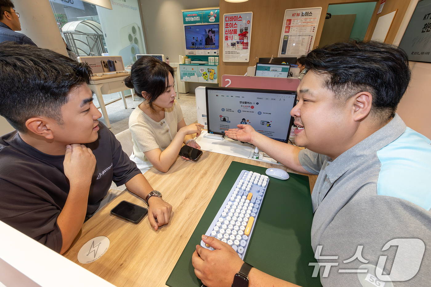 (서울=뉴스1) = KT는 증가하는 해킹 위협에 대응해 인터넷 이용 고객을 위한 '안심 플러스 무료 프로모션'을 오는 8월 31일까지 진행한다고 4일 밝혔다.KT매장에서 상담직원이 …