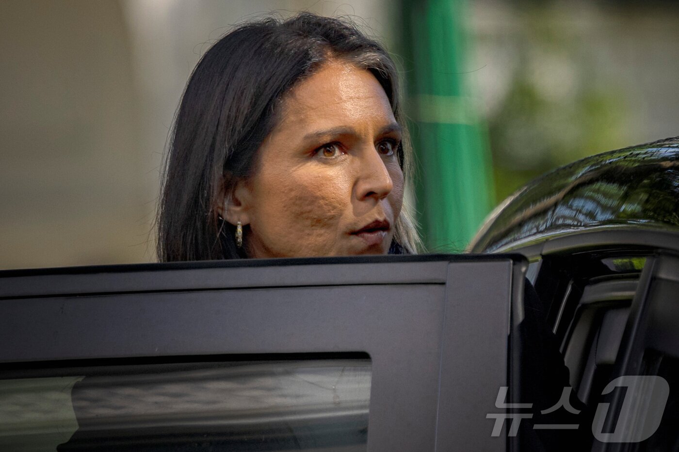 본문 이미지 - 2일&#40;현지시간&#41; 털시 개버드 미국 국가정보국&#40;DNI&#41; 국장이 필리핀 마닐라에서 페르디난드 마르코스 주니어 대통령과 만난 후 대통령궁을 출발하고 있다. 2025.06.02 ⓒ 로이터=뉴스1 ⓒ News1 김지완 기자