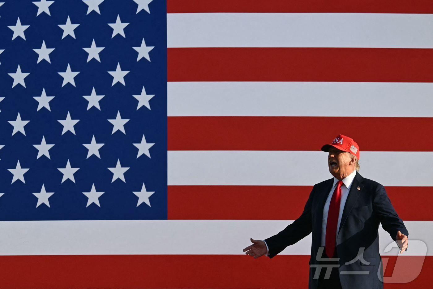 본문 이미지 - 도널드 트럼프 미국 대통령이 3일&#40;현지 시간&#41; 아이오와주 디모인 아이오와 주립 박람회장에서 열린 &#39;미국에 경례&#39;&#40;Salute to America&#41; 행사에서 연설을 하기 위해 무대에 오르고 있다. 2025.07.03. ⓒ AFP=뉴스1 ⓒ News1 윤다정 기자