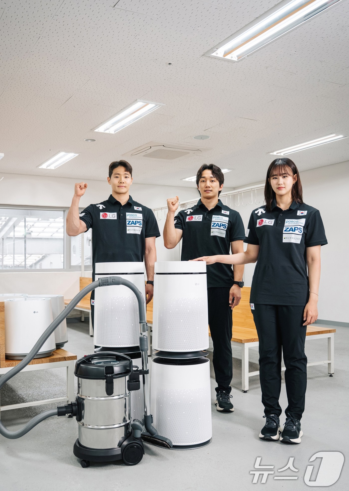 (서울=뉴스1) = LG전자가 전자제품 총 34대를 스켈레톤 및 아이스하키 국가대표팀에 전달했다고 4일 밝혔다.스켈레톤 국가대표 정승기, 김지수, 홍수정 선수가 강원도 평창 올림픽 …