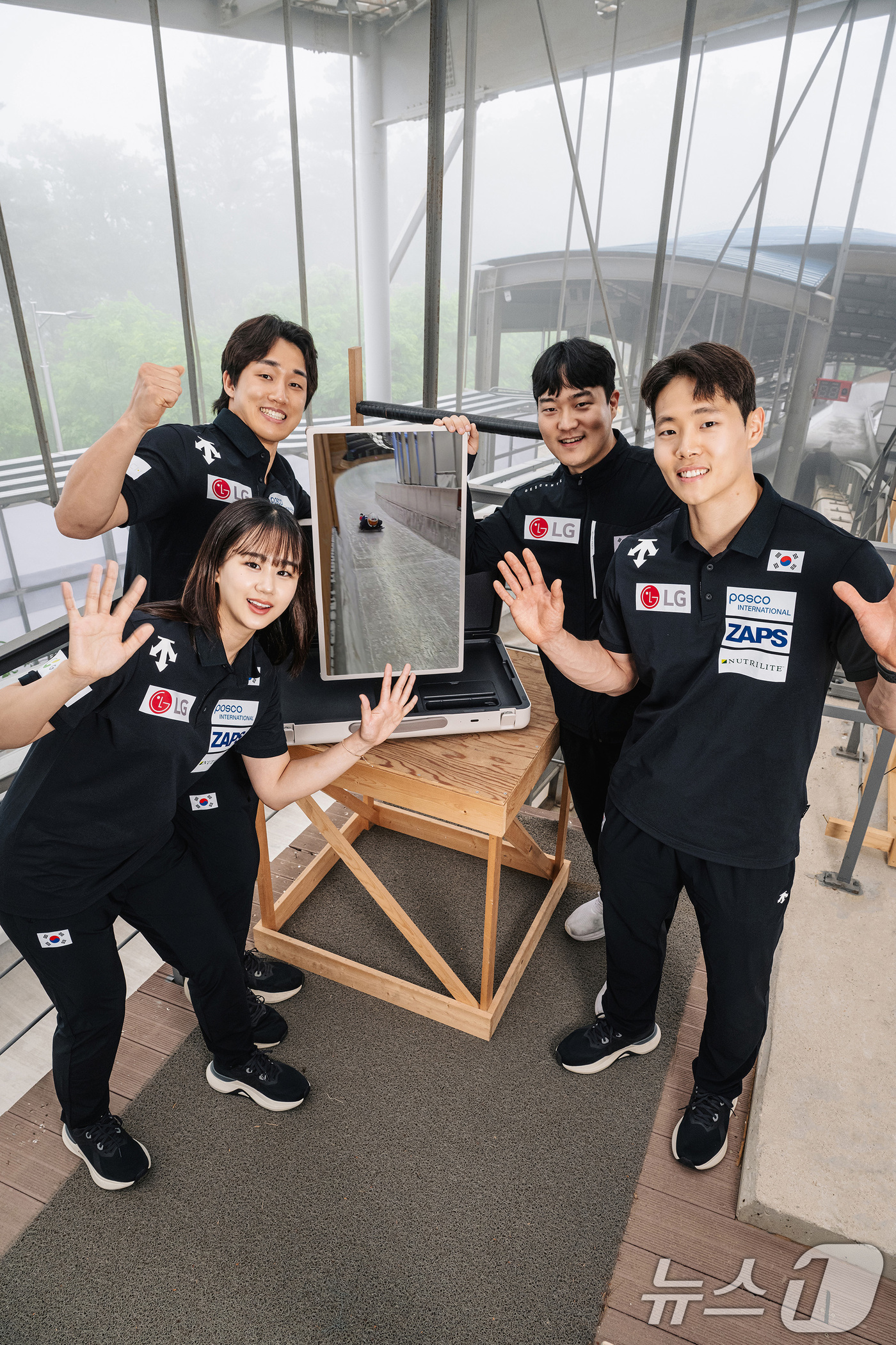 (서울=뉴스1) = LG전자가 전자제품 총 34대를 스켈레톤 및 아이스하키 국가대표팀에 전달했다고 4일 밝혔다.스켈레톤 국가대표 정승기, 김지수, 홍수정 선수, 지현우 의무트레이너 …