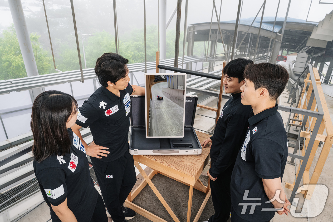 (서울=뉴스1) = LG전자가 전자제품 총 34대를 스켈레톤 및 아이스하키 국가대표팀에 전달했다고 4일 밝혔다.스켈레톤 국가대표 정승기, 김지수, 홍수정 선수, 지현우 의무트레이너 …