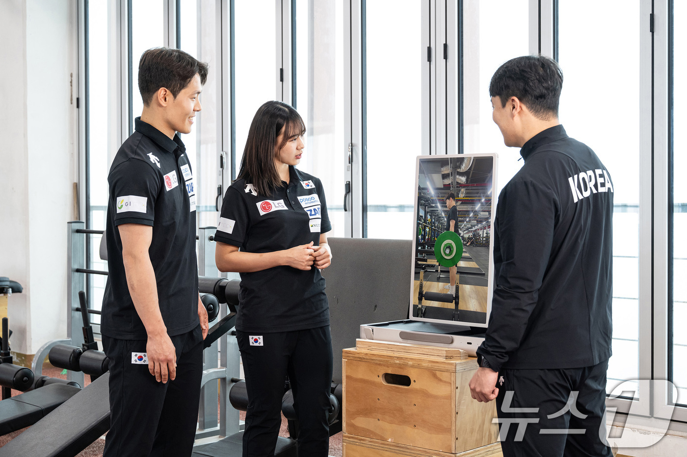 (서울=뉴스1) = LG전자가 전자제품 총 34대를 스켈레톤 및 아이스하키 국가대표팀에 전달했다고 4일 밝혔다.스켈레톤 국가대표 정승기, 홍수정 선수가 강원도 평창 올림픽슬라이딩센 …