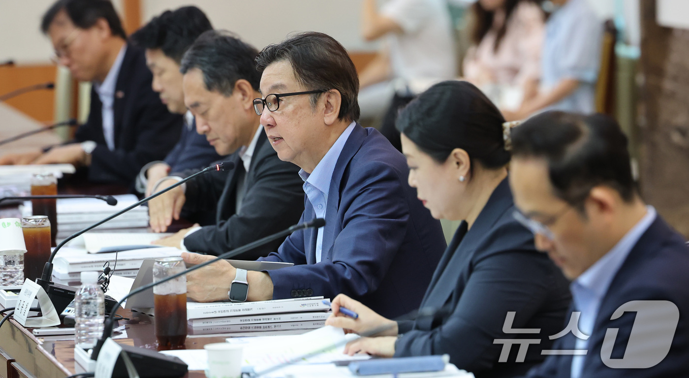 (서울=뉴스1) 임세영 기자 = 조동철 한국개발연구원 원장이 4일 오전 서울 종로구 정부서울청사에서 열린 제4차 국민연금기금운용위원회 회의에서 모두발언을 하고 있다. 2025.7. …