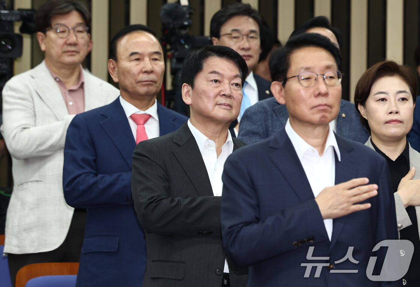 본문 이미지 - 안철수 국민의힘 혁신위원장을 비롯한 의원들이 4일 오전 서울 여의도 국회에서 열린 긴급 의원총회에서 국민의례를 하고 있다. 2025.7.4/뉴스1 ⓒ News1 김민지 기자