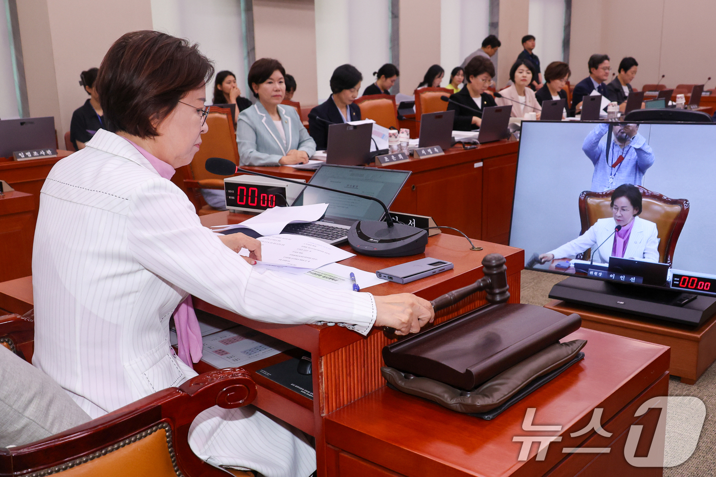 (서울=뉴스1) 안은나 기자 = 이인선 국회 여성가족위원회 위원장이 4일 오전 서울 여의도 국회에서 열린 제426회국회(임시회) 제2차 전체회의에서 국무위원후보자(여성가족부장관 강 …