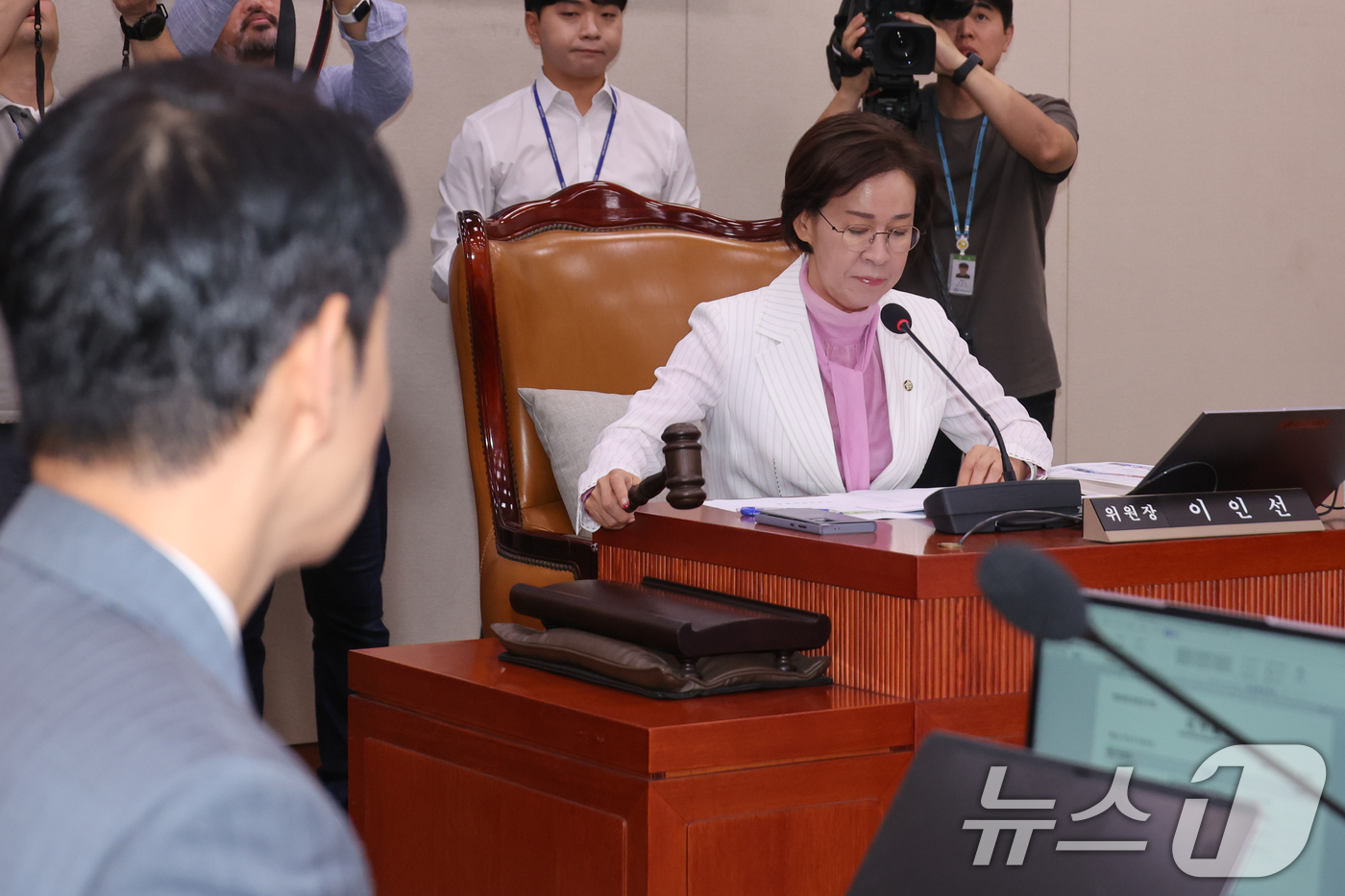 (서울=뉴스1) 안은나 기자 = 이인선 국회 여성가족위원회 위원장이 4일 오전 서울 여의도 국회에서 열린 제426회국회(임시회) 제2차 전체회의에서 국무위원후보자(여성가족부장관 강 …