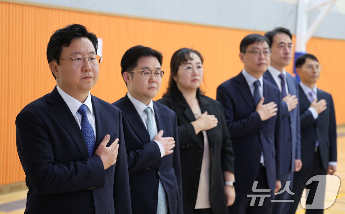 본문 이미지 - 정진우 신임 서울중앙지검장&#40;왼쪽&#41;이 4일 오전 서울 서초구 서울중앙지검에서 열린 자신의 취임식에서 국민의례를 하고 있다. 2025.7.4/뉴스1 ⓒ News1 신웅수 기자