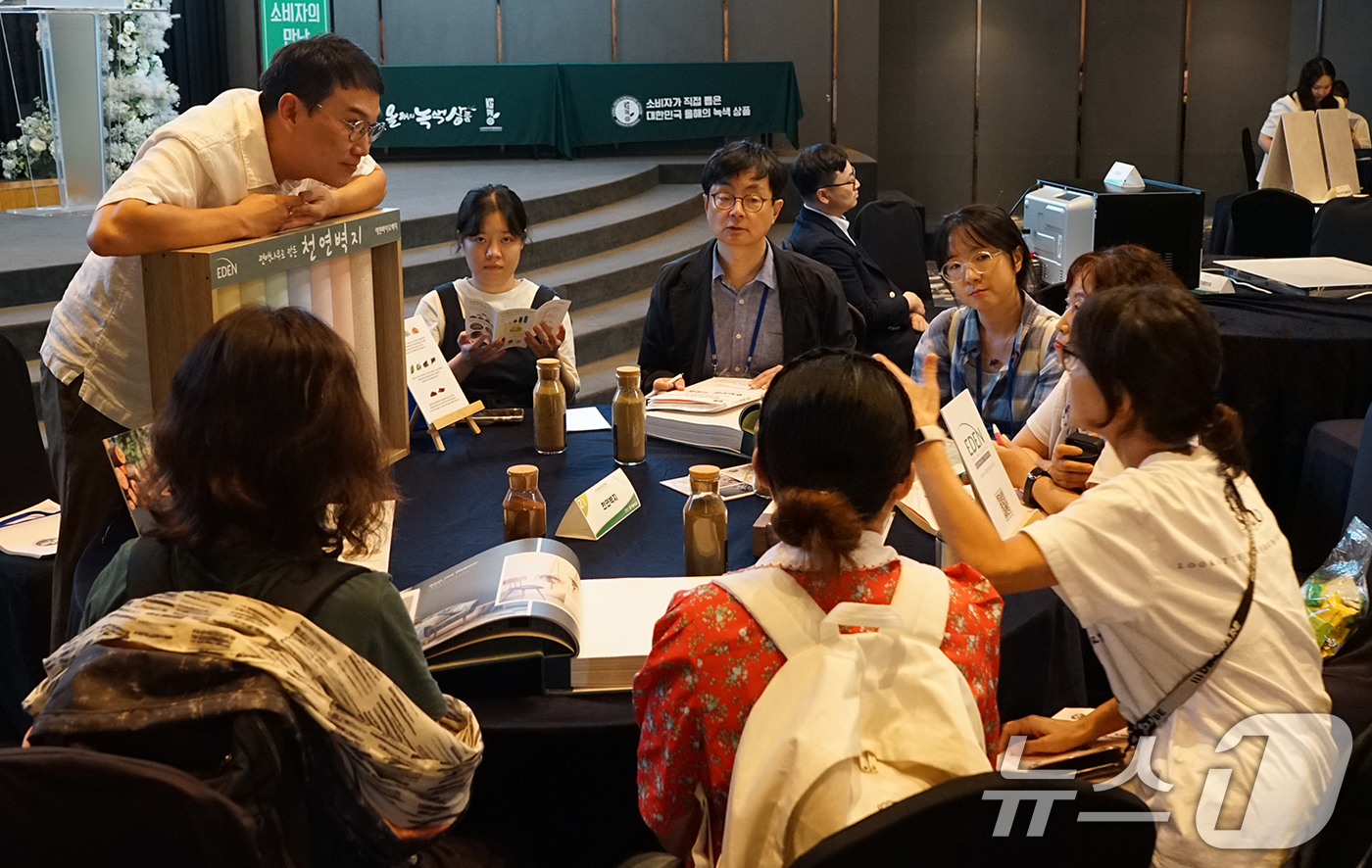 (서울=뉴스1) = 한국녹색구매네트워크 '올해의 녹색상품선정위원회'가 지난 3일 서울 서초구 더 리버사이드 호텔에서 '소비자가 직접 뽑은 2025 대한민국 올해의 녹색상품' 선정을 …