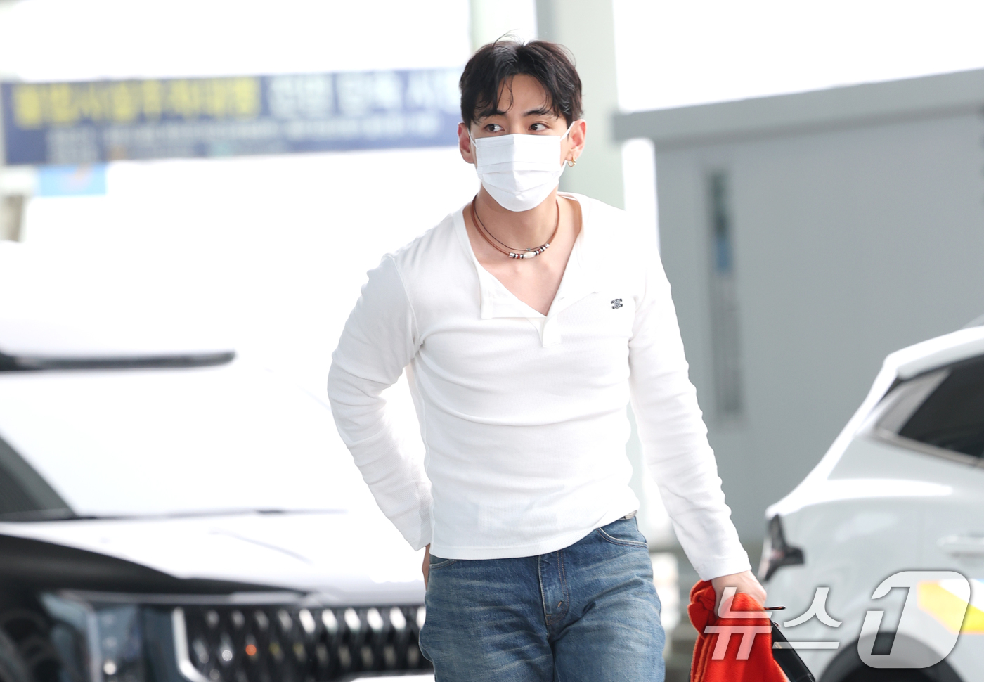 (인천공항=뉴스1) 권현진 기자 = 방탄소년단(BTS) 뷔(본명 김태형)가 해외 일정을 위해 4일 오전 인천국제공항을 통해 출국하고 있다. 2025.7.4/뉴스1