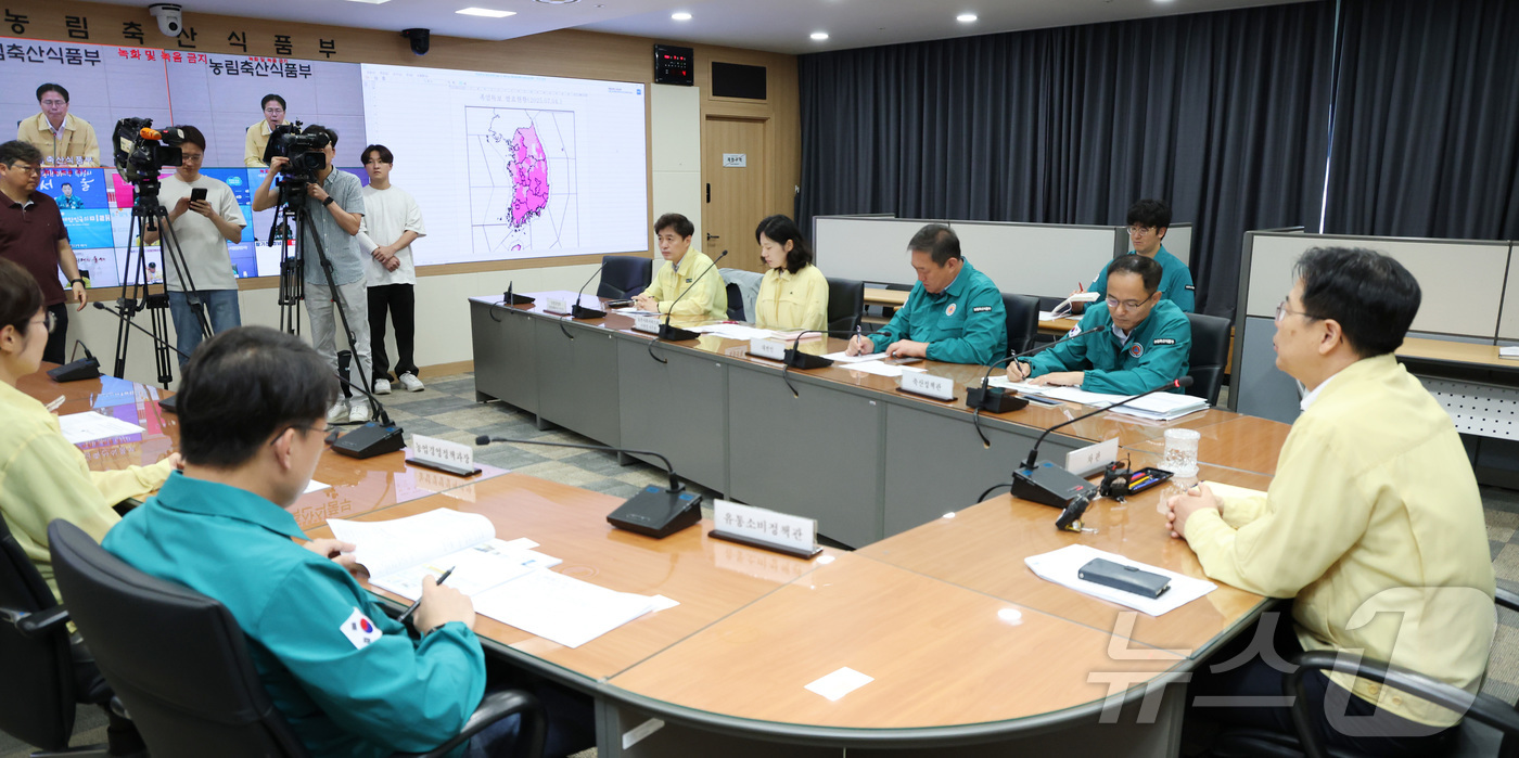 (세종=뉴스1) 김기남 기자 = 강형석 농림축산식품부 차관이 4일 오전 세종시 정부세종청사 농림축산식품부 농업재해대책상황실에서 열린 폭염 대응 농업인 안전 및 농·축산물 수급관리 …