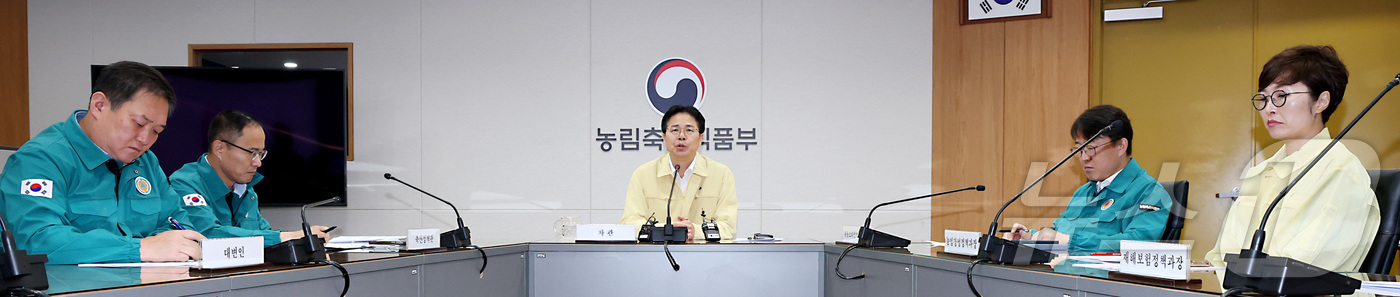 (세종=뉴스1) 김기남 기자 = 강형석 농림축산식품부 차관이 4일 오전 세종시 정부세종청사 농림축산식품부 농업재해대책상황실에서 열린 폭염 대응 농업인 안전 및 농·축산물 수급관리 …