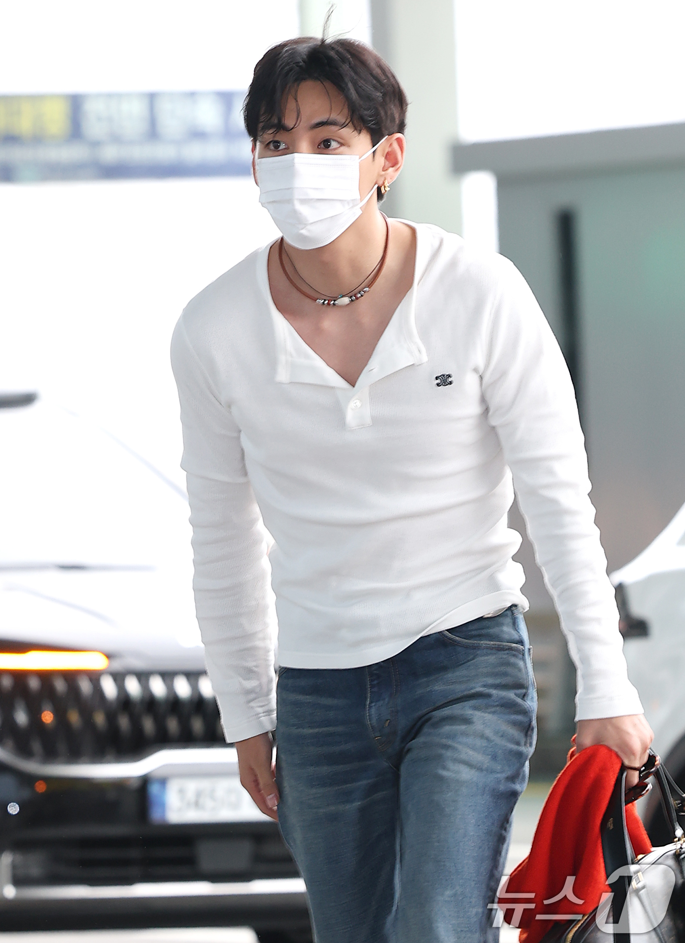 (인천공항=뉴스1) 권현진 기자 = 방탄소년단(BTS) 뷔(본명 김태형)가 해외 일정을 위해 4일 오전 인천국제공항을 통해 출국하고 있다. 2025.7.4/뉴스1